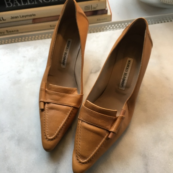 Manolo Blahnik Stacked Kitten Heel Pump Caramel - Picture 8 of 8